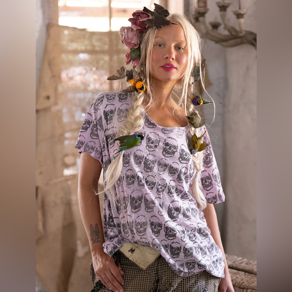 Magnolia Pearl Skulls Tee in Legends NWT